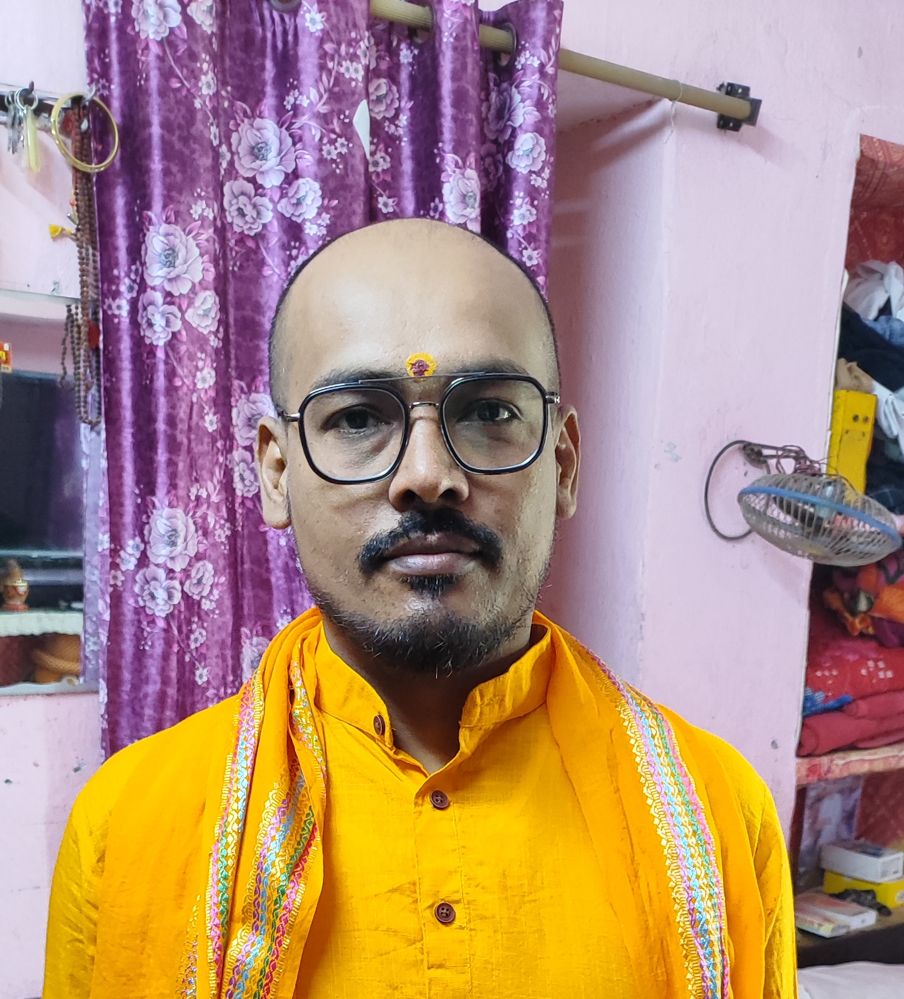 शान्ति कीजिये प्रभु त्रिभुवन में शान्ति कीजिये प्रभु त्रिभुवन में जल में थल में और गगन में अन्तरिक्ष में, अग्नि पवन में औषधि वनस्पति वन उपवन में सकल विश्व में जड़-चेतन में शान्ति कीजिये प्रभु त्रिभुवन में ब्राह्मण के उपदेश वचन में क्षत्रिय के द्वारा हो रण में वैश्य जनों के होवे धन में और शूद्र के हो चरणन में शान्ति कीजिये प्रभु त्रिभुवन में शान्ति राष्ट्र निर्माण सृजन में नगर ग्राम में और भवन में जीव मात्र के तन में मन में और जगत् के हो कण-कण में शान्ति कीजिये प्रभु त्रिभुवन में